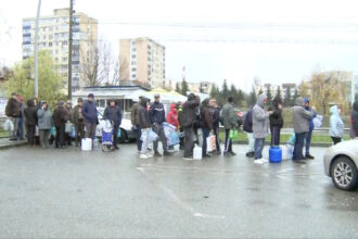 video criza de apa in campina oamenii stau la coada pentru cateva bidoane magazinele sunt goale am luat apa dintr o baltoaca 692c325ecaa4f