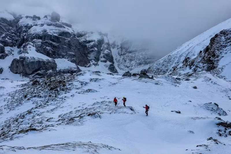 video dsu tanar cautat de 4 zile de salvamontisti in bucegi a fost folosit si un elicopter black hawk 6927f47e6ca19