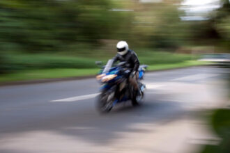 video motociclist vitezoman lasat 2 ani fara permis a depasit de 13 ori linia continua 690f2cb2de95a