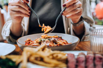 video ne uitam de 10 ori la meniu pana comandam romanii au rarit iesirile la restaurant din cauza scumpirilor 692a7e7223e83