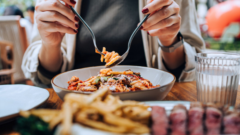 video ne uitam de 10 ori la meniu pana comandam romanii au rarit iesirile la restaurant din cauza scumpirilor 692a7e7223e83