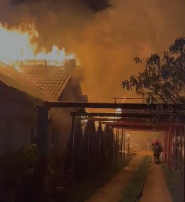 video prahova incendiu in comuna fulga pe o suprafata de aproximativ 350 mp 690650621b34f