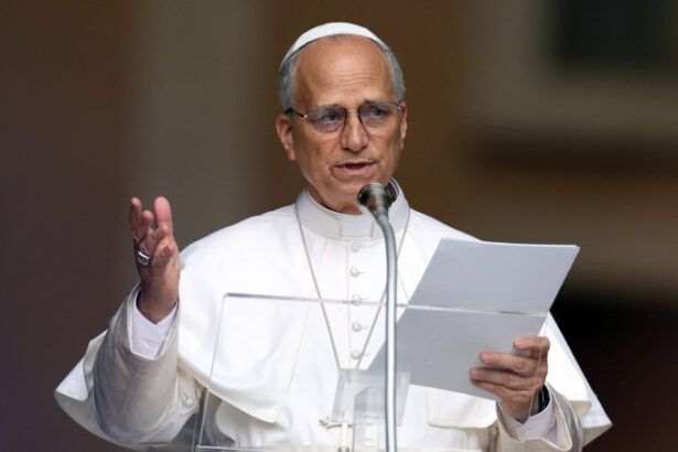 video primul turneu al papei leon al xiv lea suveranul pontif in sosete in moscheea albastra din istanbul 692aedc0b6732