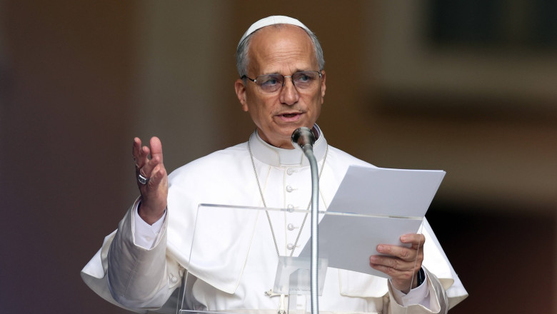 video primul turneu al papei leon al xiv lea suveranul pontif in sosete in moscheea albastra din istanbul 692aedc0b6732