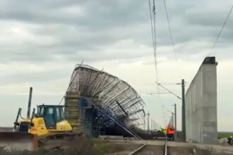 video trafic oprit intre timisoara si arad dupa ce structura unui pasaj rutier a cazut pe liniile de cale ferata trei trenuri afectate 691b3463153ef