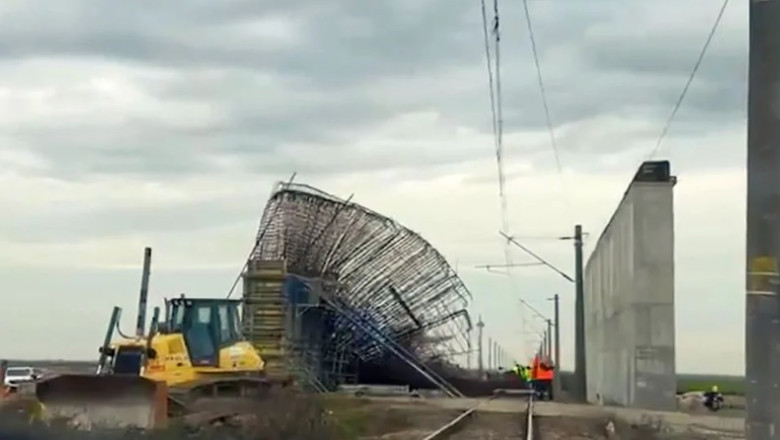 video trafic oprit intre timisoara si arad dupa ce structura unui pasaj rutier a cazut pe liniile de cale ferata trei trenuri afectate 691b3463153ef