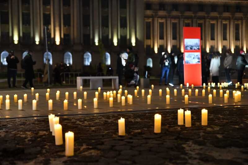 36 de ani de la revolutie eveniment comemorativ in capitala bucurestenii au aprins candele si au tinut un moment de reculegere 6946f37708874
