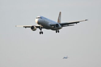 ancheta in sua dupa ce un avion de calatori a fost aproape de o coliziune cu o aeronava militara care nu avea activat emitatorul 694072c9d47fc