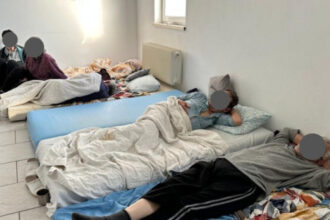 anpis a facut o sesizare penala dupa ce 90 de batrani au fost gasiti locuind in conditii inumane la un centru din timis 693aeb33b4675