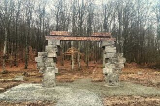 arad o poarta din piatra a fost finalizata la intrarea in parcul de sculptura monumentala casoaia galerie foto 69412b7e4a855