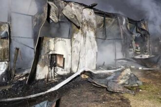 arges incendiu izbucnit la o hala din comuna buzoesti intervin sapte echipaje de pompieri galerie foto 69536ef299017