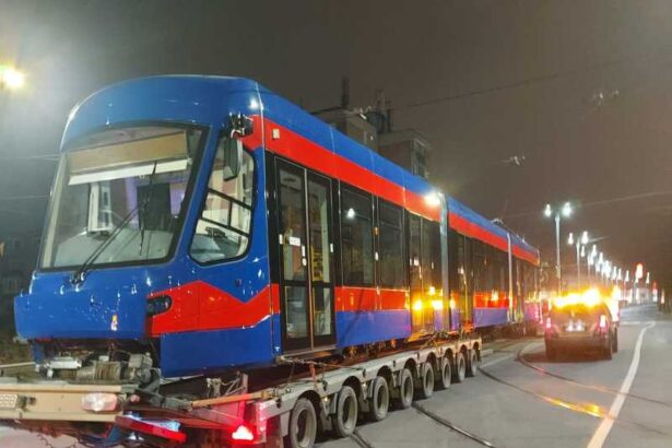 bihor oradea are un al doilea tramvai bidirectional dintr un lot de noua tramvaie achizitionate prin pnrr 693fe3df11c5b