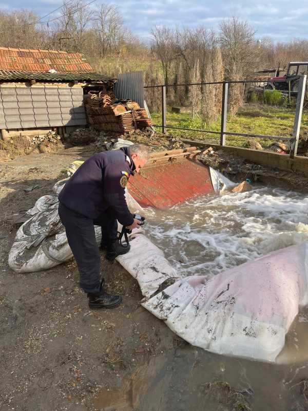 bihor proprietarii locuintei din santimreu unde a avut loc o eruptie de gaze au fost relocati temporar 6931b00e6e3c4