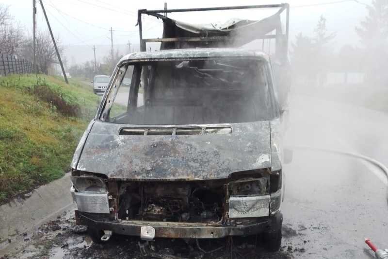 botosani o masina incarcata cu fier vechi a luat foc in mers 69492f5b37a82