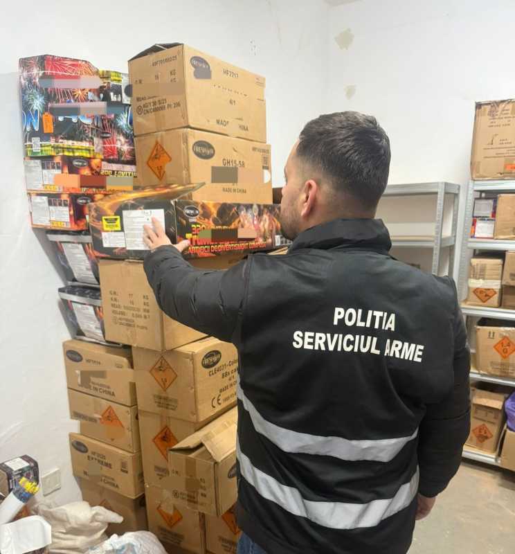 botosani peste o tona si jumatate de articole pirotehnice descoperite in urma unei perchezitii la locuinta unui tanar 693563fd86b83