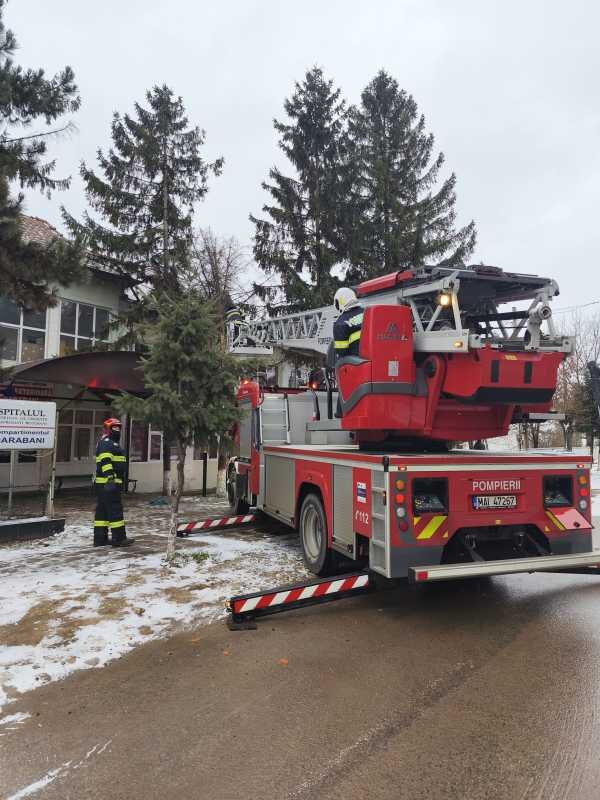 botosani un copac rupt de vant s a prabusit peste acoperisul spitalului din darabani 6951194e44081