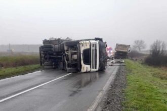 braila trafic oprit pe dn 2b dupa ce un tir incarcat cu fier vechi s a rasturnat pe carosabil 6948f96b537a8