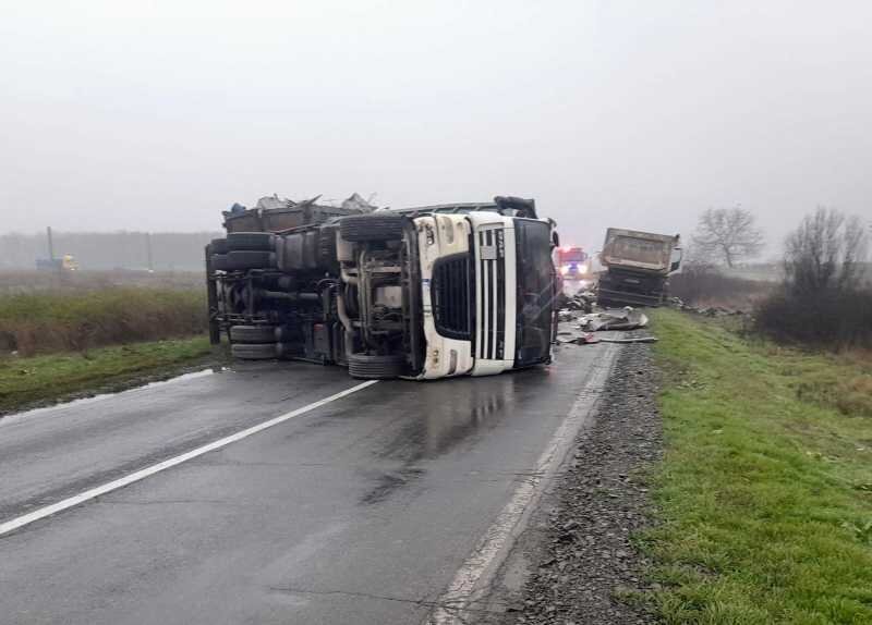 braila trafic oprit pe dn 2b dupa ce un tir incarcat cu fier vechi s a rasturnat pe carosabil 6948f96b537a8
