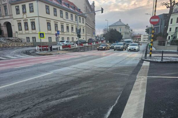 brasov aproape 100 de utilaje de deszapezire au intervenit in municipiul resedinta si pe drumurile nationale din judet 69523d2054fd1