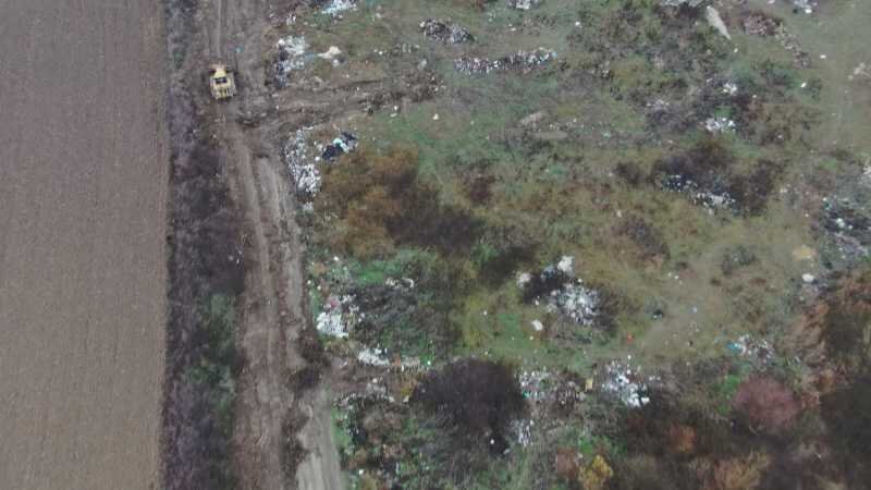 buzoianu garda de mediu a confiscat un buldozer folosit pentru gestionarea ilegala a deseurilor in ciumeghiu 693d73aa36365