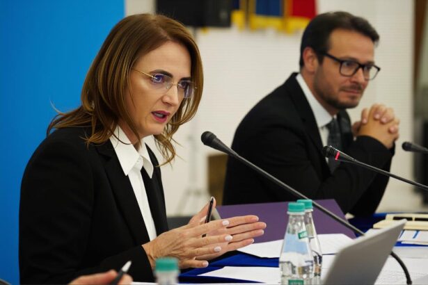 ce raspunde premierul ilie bolojan intrebat daca lia savonea ar trebui sa isi dea demisia 6942a36016915