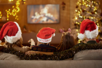 cele mai indragite filme de craciun din toate timpurile productii de vizionat in decembrie 2025 693cf4897416e