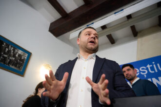 ciprian ciucu in linie dreapta spre preluarea mandatului de primar general cand va depune juramantul 694404061f3f8 scaled 1