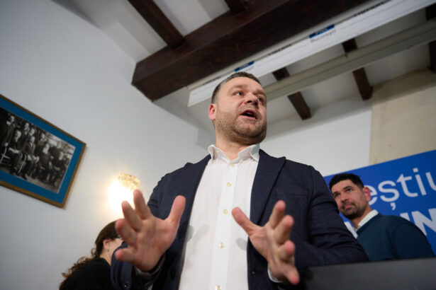 ciprian ciucu in linie dreapta spre preluarea mandatului de primar general cand va depune juramantul 694404061f3f8 scaled 1