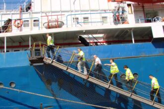 constanta 16 000 de navigatori romani activi numar in scadere 7 000 dintre ei petrec sarbatorile de iarna pe mare 694423c22ec1b