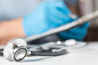 cumulul pensiei cu salariul prelungit de guvern si in 2026 cu prioritate in sanatate si educatie explicatiile lui rogobete 69442332cc24d