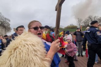 diana sosoaca cu crucea in mana in fruntea sustinatorilor ei in mars prin cetatea alba iulia foto video 692d7d52ba5ce