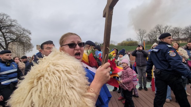 diana sosoaca cu crucea in mana in fruntea sustinatorilor ei in mars prin cetatea alba iulia foto video 692d7d52ba5ce