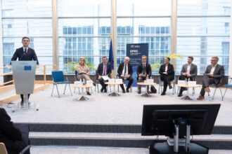 eurodeputati oficiali guvernamentali si fermieri din estul europei uniti pentru apararea fondurilor pentru agricultura 693a82e59383b