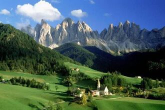 gafa de ziua nationala sefa pnl moreni prezinta o fotografie din dolomiti ca fiind din romania 692ed7c182438