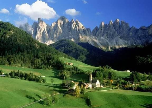 gafa de ziua nationala sefa pnl moreni prezinta o fotografie din dolomiti ca fiind din romania 692ed7c182438