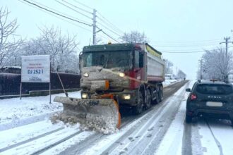 galati drumarii intervin pentru indepartarea zapezii si combaterea poleiului pe dj 252 si dj252i in nordul judetului 694be51c7d6ed