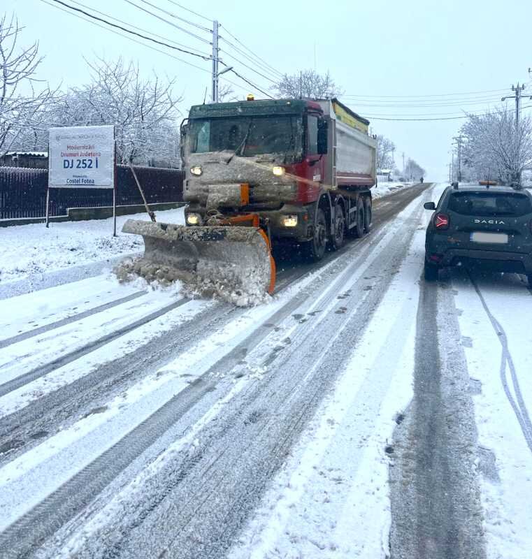 galati drumarii intervin pentru indepartarea zapezii si combaterea poleiului pe dj 252 si dj252i in nordul judetului 694be51c7d6ed