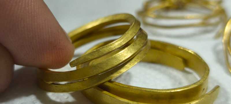 gorj bratari din aur vechi de trei milenii descoperite de un detectorist pasionat intr o padure galerie foto 693015c109833