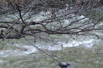 gorj doua persoane transportate la spital dupa ce s au rasturnat cu autoturismul in raul jiu 692f151a7d6d1