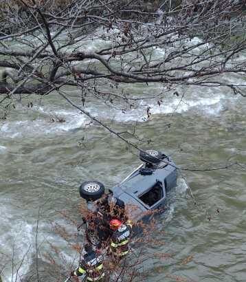 gorj doua persoane transportate la spital dupa ce s au rasturnat cu autoturismul in raul jiu 692f151a7d6d1