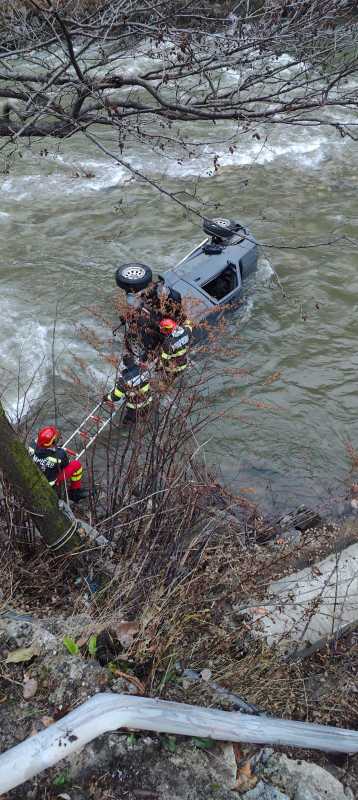 gorj doua persoane transportate la spital dupa ce s au rasturnat cu autoturismul in raul jiu 692f151a7d6d1