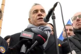 incident dupa ce calin georgescu a ajuns la monumentul unirii din alba iulia un barbat i a strigat mars la moscova simpatizantii scandeaza sunteti presedinte si calin te iubim 692d4c1d37b7e