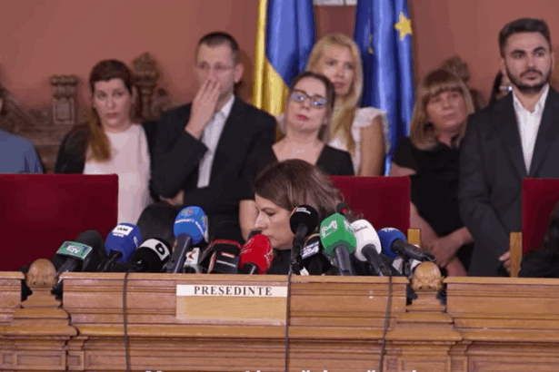 m a sunat lia ma duc sa vorbesc moment bizar in conferinta de azi de la cab vicepresedinta dispare sa raspunda la un telefon si se intoarce cu un raspuns 693ad4e4620d9