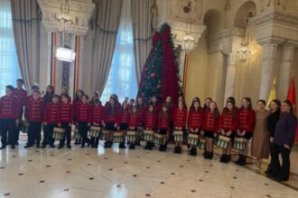 mirabela gradinaru alaturi de copiii veniti sa colinde la cotroceni 6946983987fb9