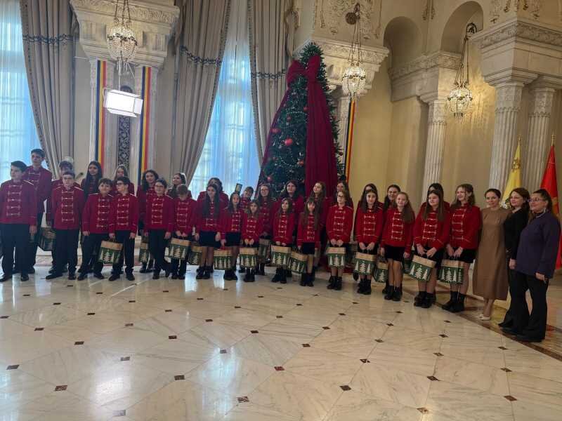 mirabela gradinaru alaturi de copiii veniti sa colinde la cotroceni 6946983987fb9