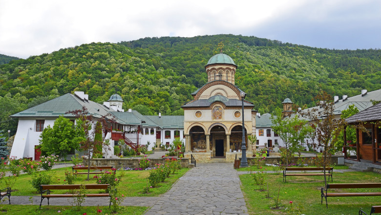 mormantul lui mircea cel batran de la manastirea cozia a fost redeschis dupa un secol 6939cbfddb82a