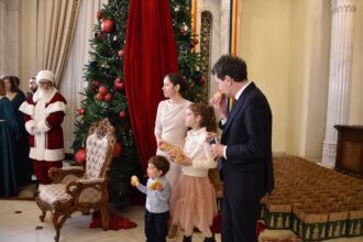 nicusor dan a gustat colacei in timp ce colindatorii cantau la cotroceni mirabela gradinaru nu a cedat poftelor 694ab99e8e6f3