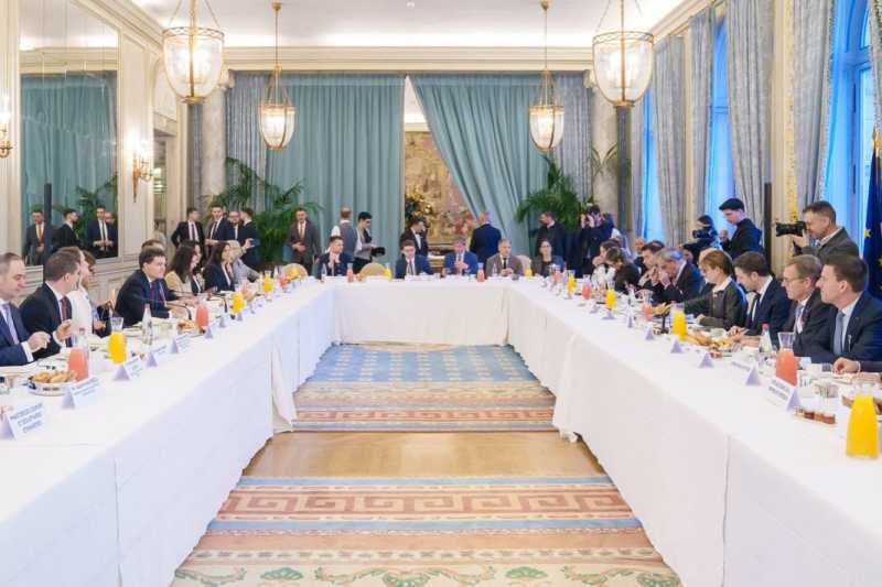 nicusor dan romania va investi semnificativ in aparare dar nu doar ca simplu cumparator 69389135428ae