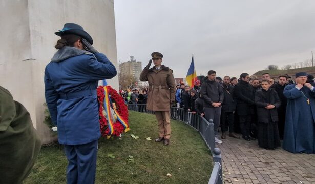 nou val de huiduieli la alba iulia in lipsa la adresa lui nicusor dan publicul a fluierat in momentul in care a fost depusa o coroana din partea presedintelui foto video 692d8dbe29f41