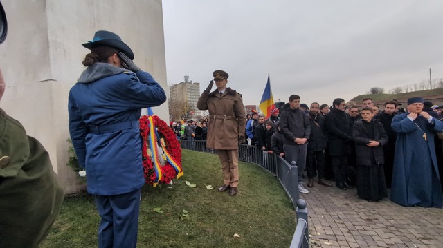 nou val de huiduieli la alba iulia in lipsa la adresa lui nicusor dan publicul a fluierat in momentul in care a fost depusa o coroana din partea presedintelui foto video 692d8dbe29f41